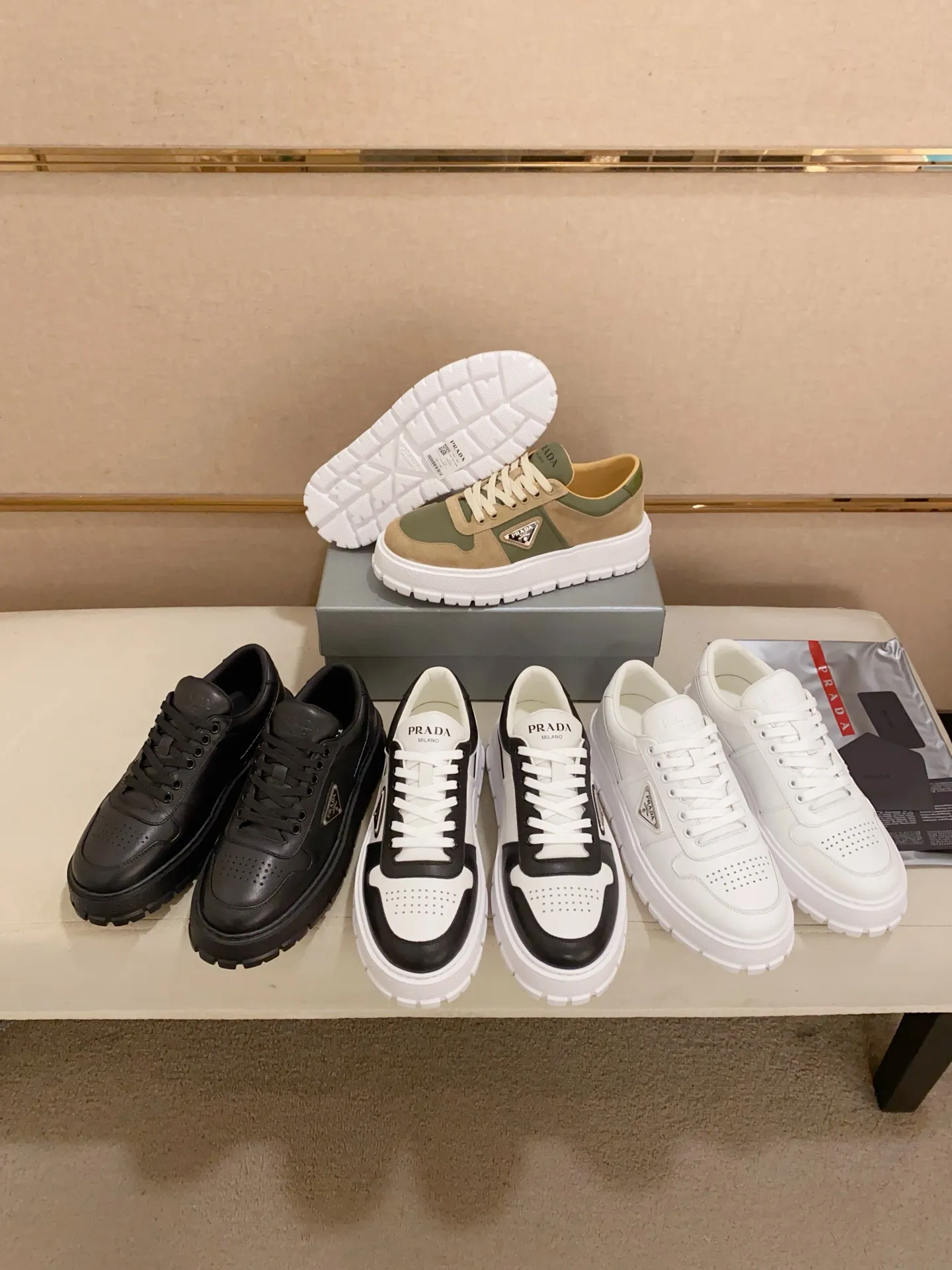 Men's shoes💰 620💰 ✔️✔️✔️Higher version High-quality new PRADA counters are launched simultaneously. The new men's shoes and 😘fabrics are selected from first-layer cowhide and are made by pure handicrafts. Lining: Full cowhide lining. 👍🏿 High-end ☄️ air-cushion molded anti-slip rubber outsole, exquisite lines, simple and elegant, comfortable and high-end for leisure travel. Code number: 38 to 44